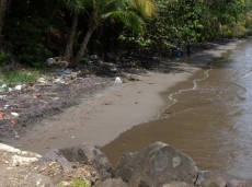 Zapomniana i zabrudzona plaża na Karaibach